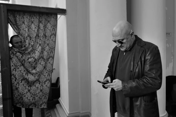 Вышла вторая серия лирической комедии «Встать на ноги»