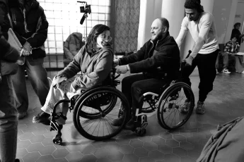 Вышла третья серия жизнеутверждающего драмеди «Встать на ноги»