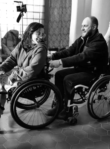 Вышла третья серия жизнеутверждающего драмеди «Встать на ноги»